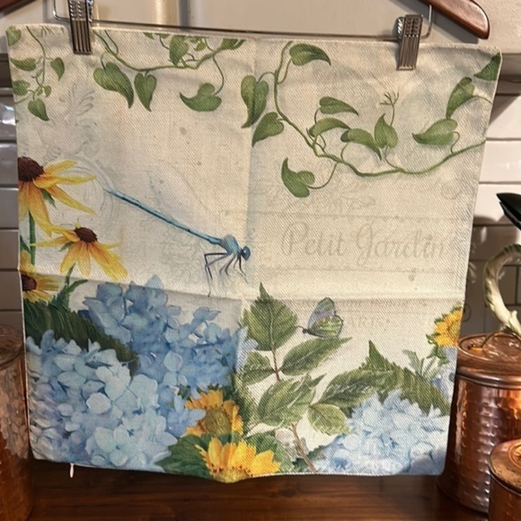 - Pillow cover. 18 x 18 New! Zips open and closed - Picture 1 of 3